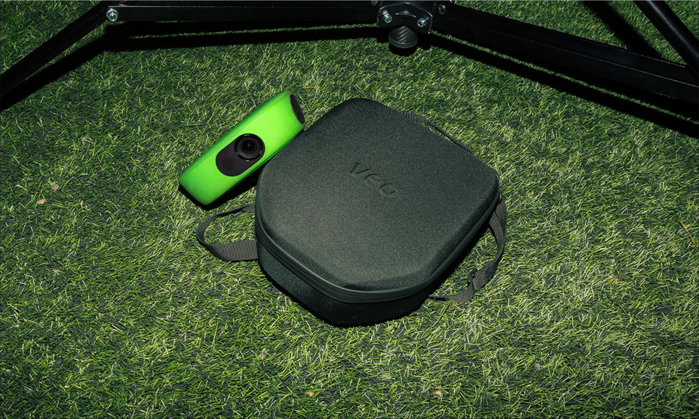 Veo Cam 3本体と専用トラベルケース（出典：サッカーショップKAMO公式サイト）